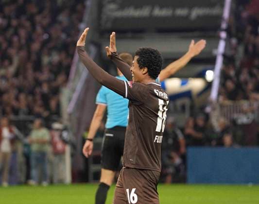 Foto : Jubel nach dem Schlußpfiff bei den Spielern von St. Pauli , hier freut sich der Torschütze Joel Chima FUJITA (Pauli) Fussball 2. Bundesliga , 5. Spieltag am Sa. 12.09.2026 FC St. Pauli - VfL Wolfsburg *** Photo: St. Pauli players celebrating after the final whistle; here, goal-scorer Joel Chima Fujita is celebrating. St. Pauli Soccer, 2. Bundesliga, Matchday 5 on Sat, Sept. 12, 2026: FC St. Pauli vs. VfL Wolfsburg