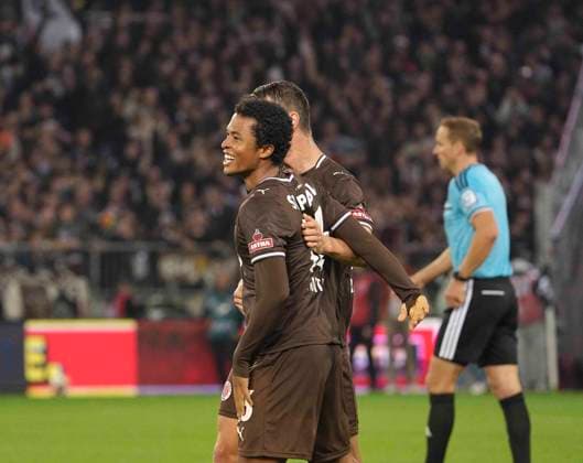 Foto : Jubel nach dem Schlußpfiff bei den Spielern von St. Pauli , hier freut sich der Torschütze Joel Chima FUJITA (Pauli) Fussball 2. Bundesliga , 5. Spieltag am Sa. 12.09.2026 FC St. Pauli - VfL Wolfsburg *** Photo: St. Pauli players celebrating after the final whistle; here, goal-scorer Joel Chima Fujita is celebrating. St. Pauli Soccer, 2. Bundesliga, Matchday 5 on Sat, Sept. 12, 2026: FC St. Pauli vs. VfL Wolfsburg