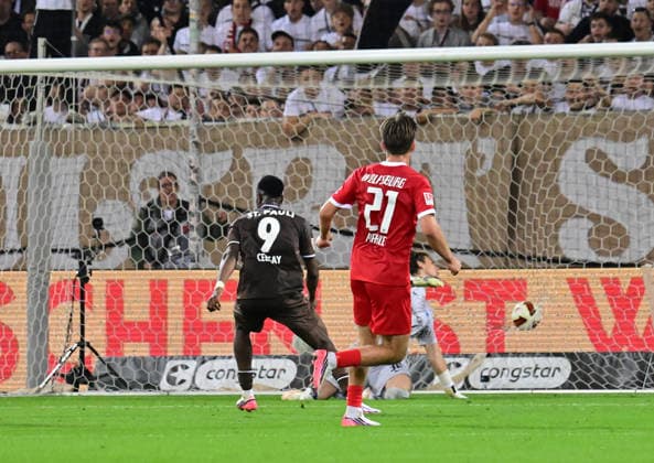 12.09.2026,GER Fußball, Männer, 2.BL, Spieltag 5, Saison 2026 2027, Hamburg, FC St. Pauli vs VfL Wolfsburg Joel Chima Fujita (Pauli 16) schießt das Tor zum 1-0 fuer Pauli vorbei an Torwart Jakub Zielinski(Wolfsburg 30) DFB DFL regulations prohibit any use of photographs as image sequences and or quasi-video) Hamburg Millerntorstadion Hamburg Deutschland *** September 12, 2026, German Soccer, Men s, 2nd Division, Matchday 5, 2026–2027 Season, Hamburg, FC St. Pauli vs. VfL Wolfsburg: Joel Chima Fujita (Pauli, No. 16) scores the 1–0 goal for Pauli, beating goalkeeper Jakub Zielinski (Wolfsburg, No. 30). DFB and DFL regulations prohibit any use of photographs as image sequences and or quasi-video. Millerntorstadion, Hamburg, Germany Copyright: xnordphotoxGmbH xWitkex