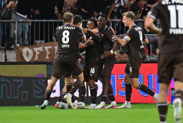 12.09.2026,GER Fußball, Männer, 2.BL, Spieltag 5, Saison 2026 2027, Hamburg, FC St. Pauli vs VfL Wolfsburg Joel Chima Fujita (Pauli 16) schießt das Tor zum 1-0 fuer Pauli vorbei an Torwart Jakub Zielinski(Wolfsburg 30) und jubelt mit der Mannschaft DFB DFL regulations prohibit any use of photographs as image sequences and or quasi-video) Hamburg Millerntorstadion Hamburg Deutschland *** September 12, 2026, German Soccer, Men, 2nd Division, Matchday 5, 2026–2027 Season, Hamburg, FC St. Pauli vs. VfL Wolfsburg: Joel Chima Fujita (Pauli, No. 16) scores the 1–0 goal for Pauli past goalkeeper Jakub Zielinski (Wolfsburg, No. 30) and celebrates with the team. DFB and DFL regulations prohibit any use of photographs as image sequences and or quasi-video. Millerntorstadion, Hamburg, Germany Copyright: xnordphotoxGmbH xWitkex