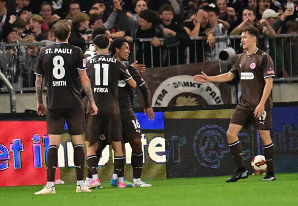 12.09.2026,GER Fußball, Männer, 2.BL, Spieltag 5, Saison 2026 2027, Hamburg, FC St. Pauli vs VfL Wolfsburg Joel Chima Fujita (Pauli 16) schießt das Tor zum 1-0 fuer Pauli vorbei an Torwart Jakub Zielinski(Wolfsburg 30) und jubelt mit der Mannschaft DFB DFL regulations prohibit any use of photographs as image sequences and or quasi-video) Hamburg Millerntorstadion Hamburg Deutschland *** September 12, 2026, German Soccer, Men, 2nd Division, Matchday 5, 2026–2027 Season, Hamburg, FC St. Pauli vs. VfL Wolfsburg: Joel Chima Fujita (Pauli, No. 16) scores the 1–0 goal for Pauli past goalkeeper Jakub Zielinski (Wolfsburg, No. 30) and celebrates with the team. DFB and DFL regulations prohibit any use of photographs as image sequences and or quasi-video. Millerntorstadion, Hamburg, Germany Copyright: xnordphotoxGmbH xWitkex