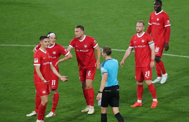 Die wolfsburger reklamieren bei Schiedsrichter Soeren Storks das Tor Fussball, 2.Liga, Saison 2026-2027, Herren, FC St.Pauli gegen VfL Wolfsburg, 1-0 DFL REGULATIONS PROHIBIT ANY USE OF PHOTOGRAPHS AS IMAGE SEQUENCES AND OR QUASI-VIDEO. *** The Wolfsburg players protest the goal to referee Soeren Storks. Soccer, 2nd Division, 2026–2027 season, Men s, FC St. Pauli vs. VfL Wolfsburg, 1–0. DFL regulations prohibit any use of photographs as image sequences and or quasi-video.