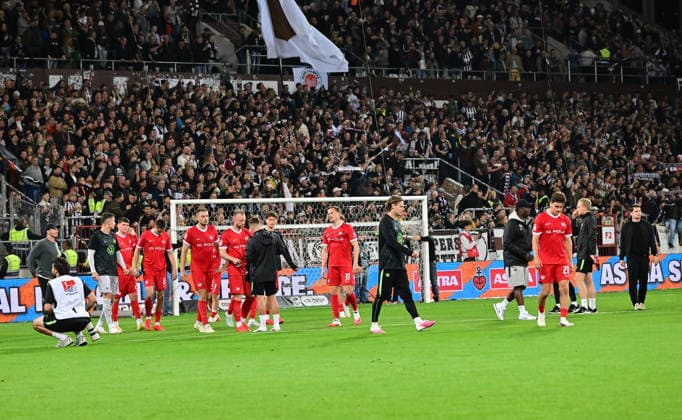 12.09.2026,GER Fußball, Männer, 2.BL, Spieltag 5, Saison 2026 2027, Hamburg, FC St. Pauli vs VfL Wolfsburg die Wolfsburger Mannschaft läßt nach der Niederlage die Köpfe hängen DFB DFL regulations prohibit any use of photographs as image sequences and or quasi-video) Hamburg Millerntorstadion Hamburg Deutschland *** September 12, 2026, GER Soccer, Men, 2nd Division, Matchday 5, 2026–2027 Season, Hamburg, FC St. Pauli vs. VfL Wolfsburg—the Wolfsburg team hangs its head after the loss. DFB and DFL regulations prohibit any use of photographs as image sequences and or quasi-video. Millerntor Stadium, Hamburg, Germany Copyright: xnordphotoxGmbH xWitkex