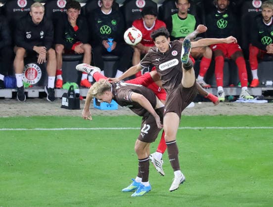 Taichi Hara (St. Pauli), Sam Klein (St. Pauli) Fussball, 2.Liga, Saison 2026-2027, Herren, FC St.Pauli gegen VfL Wolfsburg, 1-0 DFL REGULATIONS PROHIBIT ANY USE OF PHOTOGRAPHS AS IMAGE SEQUENCES AND OR QUASI-VIDEO. *** Taichi Hara, St. Pauli; Sam Klein, St. Pauli Soccer; 2. Bundesliga; 2026–2027 season; Men’s; FC St. Pauli vs. VfL Wolfsburg, 1–0. DFL regulations prohibit any use of photographs as image sequences and or quasi-video.