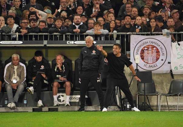 Foto : Aufregung bei Trainer Marcel RAPP (Pauli) Fussball 2. Bundesliga , 5. Spieltag am Sa. 12.09.2026 FC St. Pauli - VfL Wolfsburg *** Photo: Excitement for Coach Marcel RAPP, St. Pauli Soccer, 2. Bundesliga, Matchday 5 on Sat, Sept. 12, 2026: FC St. Pauli vs. VfL Wolfsburg