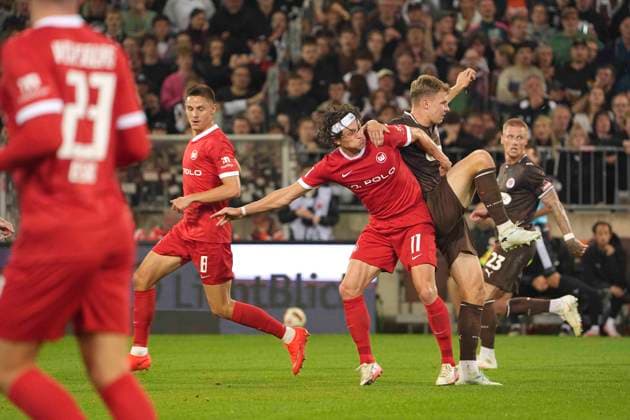 Foto : Fabian REESE (Wolfsburg) gegen David Nemeth (Pauli) Fussball 2. Bundesliga , 5. Spieltag am Sa. 12.09.2026 FC St. Pauli - VfL Wolfsburg *** Photo by Fabian REESE: Wolfsburg vs. David Nemeth, FC St. Pauli, 2. Bundesliga, Matchday 5 on Sat, Sept. 12, 2026, FC St. Pauli vs. VfL Wolfsburg