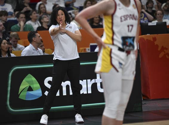 Spain v USA - FIBA Women s Basketball World Cup BERLIN, GERMANY - SEPTEMBER 12: USA head coach Kara Lawson directs her team during the FIBA Women’s Basketball World Cup 2026 semifinal match between Spain and the United States at Uber Arena in Berlin, Germany, on September 12, 2026. Halil Sagirkaya Anadolu Berlin Germany. Editorial use only. Please get in touch for any other usage.  Copyright: x2026xAnadoluxHalilxSagirkayax