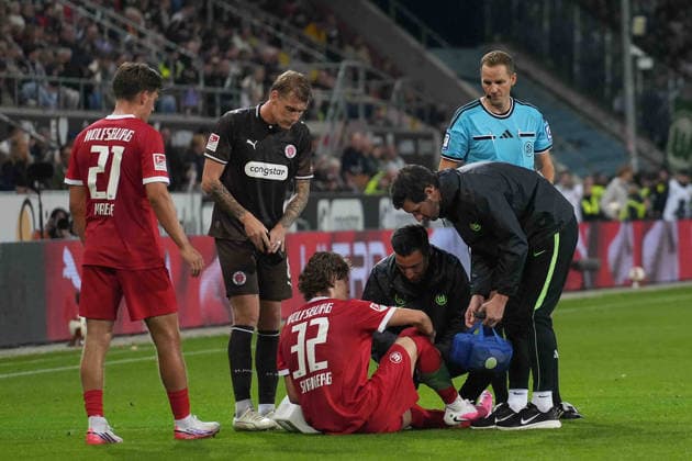 Fußball I Herren I Saison 2026-2027 I 2. Bundesliga I 5. Spieltag I FC St. Pauli - VfL Wolfsburg I 12.09.2026 Mattias Svanberg (32, VfL Wolfsburg) wird auf dem Spielfeld behandelt Hamburg Millerntor-Stadion Hamburg Deutschland *** Soccer I Men s I 2026–2027 Season I 2. Bundesliga I Matchday 5 I FC St. Pauli vs. VfL Wolfsburg I September 12, 2026 Mattias Svanberg 32, VfL Wolfsburg receives treatment on the field at Millerntor Stadium, Hamburg, Germany Copyright: xLobeca MaschaxHolmx