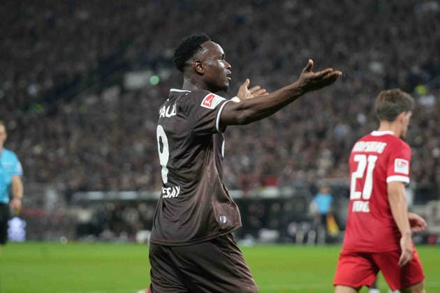 Fußball I Herren I Saison 2026-2027 I 2. Bundesliga I 5. Spieltag I FC St. Pauli - VfL Wolfsburg I 12.09.2026 Abdoulie Ceesay (9, FC St. Pauli) fordert die Fans zum jubeln auf Hamburg Millerntor-Stadion Hamburg Deutschland *** Soccer I Men s I 2026–2027 Season I 2. Bundesliga I Matchday 5 I FC St. Pauli vs. VfL Wolfsburg I September 12, 2026 Abdoulie Ceesay 9, FC St. Pauli urges fans to cheer Hamburg Millerntor Stadium Hamburg, Germany Copyright: xLobeca MaschaxHolmx