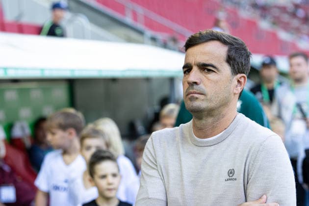 Deutschland: FC Augsburg vs Bayer 04 Leverkusen, 1. Bundesliga, Saison 2026 27, WWK Arena (Augsburg): Carles Martinez Novell, (Trainer, Bayer Leverkusen), Portraitfoto, Portrait, Einzelaufnahme, Porträt Augsburg WWK Arena Bayern Deutschland *** Germany: FC Augsburg vs. Bayer 04 Leverkusen, Bundesliga 1, 2026–27 Season, WWK Arena, Augsburg; Carles Martinez Novell, Coach, Bayer Leverkusen; portrait photo, portrait, individual shot, portrait, Augsburg, WWK Arena, Bavaria, Germany Copyright: xBenedictxChristx