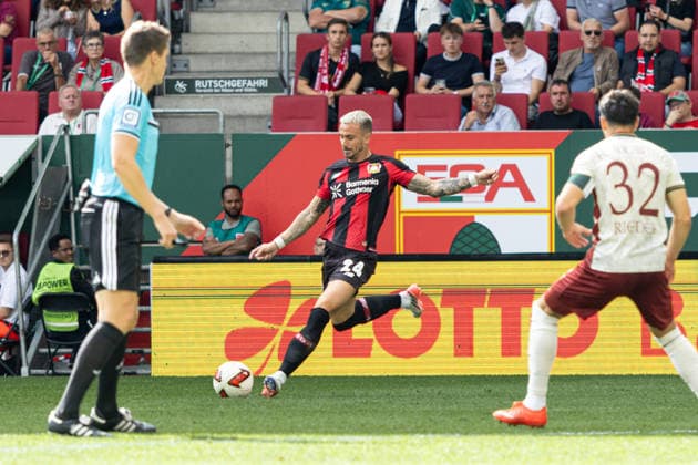 Deutschland: FC Augsburg vs Bayer 04 Leverkusen, 1. Bundesliga, Saison 2026 27, WWK Arena (Augsburg): Aleix Garcia, (Bayer Leverkusen, 24) am Ball Augsburg WWK Arena Bayern Deutschland *** Germany: FC Augsburg vs. Bayer 04 Leverkusen, Bundesliga 1, 2026–27 Season, WWK Arena, Augsburg; Aleix Garcia, Bayer Leverkusen, 24, in possession; Augsburg, WWK Arena, Bavaria, Germany Copyright: xBenedictxChristx