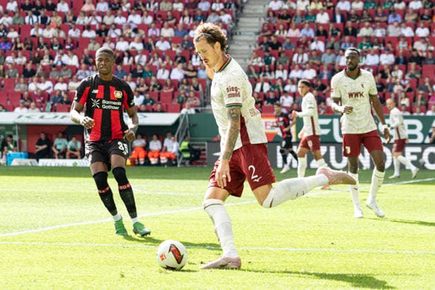 Deutschland: FC Augsburg vs Bayer 04 Leverkusen, 1. Bundesliga, Saison 2026 27, WWK Arena (Augsburg): Calvin Brackelmann, (FC Augsburg, 2) am Ball, Christian Kofane, (Bayer Leverkusen, 35) Augsburg WWK Arena Bayern Deutschland *** Germany: FC Augsburg vs. Bayer 04 Leverkusen, Bundesliga 1, 2026–27 Season, WWK Arena Augsburg; Calvin Brackelmann, FC Augsburg, 2 (in possession); Christian Kofane, Bayer Leverkusen, 35; Augsburg WWK Arena, Bavaria, Germany Copyright: xBenedictxChristx