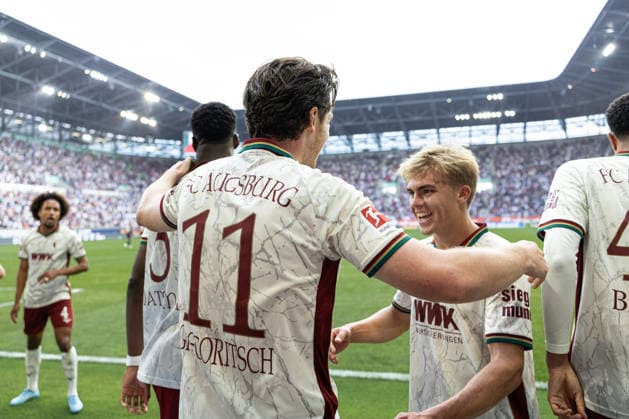 Deutschland: FC Augsburg vs Bayer 04 Leverkusen, 1. Bundesliga, Saison 2026 27, WWK Arena (Augsburg): Jubel FC Augsburg nach Tor von Michael Gregoritsch, (FC Augsburg, 11), Hennes Behrens, (FC Augsburg, 16), Chrislain Matsima, (FC Augsburg, 5), Portraitfoto, Portrait, Einzelaufnahme, Porträt Augsburg WWK Arena Bayern Deutschland *** Germany: FC Augsburg vs. Bayer 04 Leverkusen, Bundesliga 1, 2026–27 Season, WWK Arena Augsburg: FC Augsburg celebrates after a goal by Michael Gregoritsch, FC Augsburg, 11, Hennes Behrens, FC Augsburg, 16, Chrislain Matsima, FC Augsburg, 5; portrait photo, portrait, individual shot, portrait, Augsburg, WWK Arena, Bavaria, Germany Copyright: xBenedictxChristx