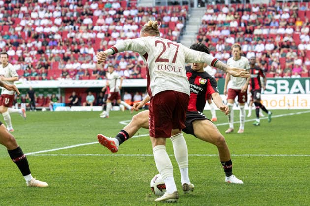 Deutschland: FC Augsburg vs Bayer 04 Leverkusen, 1. Bundesliga, Saison 2026 27, WWK Arena (Augsburg): Marius Wolf, (FC Augsburg, 27) am Ball Augsburg WWK Arena Bayern Deutschland *** Germany: FC Augsburg vs. Bayer 04 Leverkusen, Bundesliga 1, 2026–27 Season, WWK Arena, Augsburg; Marius Wolf, FC Augsburg, 27, in possession; Augsburg, WWK Arena, Bavaria, Germany Copyright: xBenedictxChristx