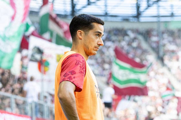 Deutschland: FC Augsburg vs Bayer 04 Leverkusen, 1. Bundesliga, Saison 2026 27, WWK Arena (Augsburg): Lucas Vazquez, (Bayer Leverkusen, 17) beim Warm Up als Einwechselspieler, Portraitfoto, Portrait, Einzelaufnahme, Porträt Augsburg WWK Arena Bayern Deutschland *** Germany: FC Augsburg vs. Bayer 04 Leverkusen, Bundesliga 1, 2026–27 Season, WWK Arena Augsburg: Lucas Vázquez, Bayer Leverkusen, age 17, during warm-ups as a substitute; portrait photo, portrait, individual shot; portrait, Augsburg, WWK Arena, Bavaria, Germany Copyright: xBenedictxChristx