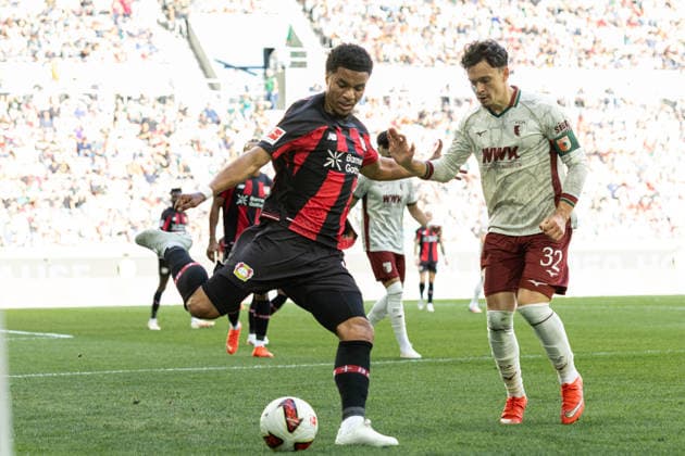 Deutschland: FC Augsburg vs Bayer 04 Leverkusen, 1. Bundesliga, Saison 2026 27, WWK Arena (Augsburg): Malik Tillman, (Bayer Leverkusen, 10) am Ball im Zweikampf mit Fabian Rieder, (FC Augsburg, 32) Augsburg WWK Arena Bayern Deutschland *** Germany: FC Augsburg vs. Bayer 04 Leverkusen, Bundesliga 1, 2026–27 Season, WWK Arena, Augsburg. Malik Tillman (Bayer Leverkusen, No. 10) battles for the ball with Fabian Rieder (FC Augsburg, No. 32). Augsburg, WWK Arena, Bavaria, Germany Copyright: xBenedictxChristx