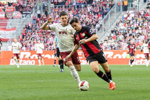 Deutschland: FC Augsburg vs Bayer 04 Leverkusen, 1. Bundesliga, Saison 2026 27, WWK Arena (Augsburg): Afonso Moreira, (Bayer Leverkusen, 9) am Ball, Mert Kömür Mert Koemuer, (FC Augsburg, 10) Augsburg WWK Arena Bayern Deutschland *** Germany: FC Augsburg vs. Bayer 04 Leverkusen, Bundesliga 1, 2026–27 Season, WWK Arena Augsburg; Afonso Moreira, Bayer Leverkusen, No. 9; Mert Kömür (Mert Koemuer), FC Augsburg, No. 10; Augsburg WWK Arena, Bavaria, Germany Copyright: xBenedictxChristx