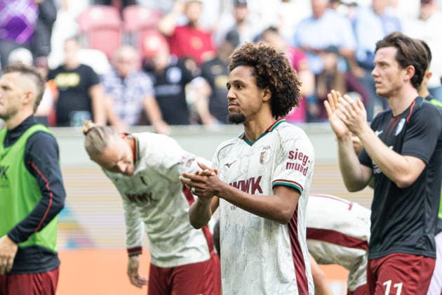 Deutschland: FC Augsburg vs Bayer 04 Leverkusen, 1. Bundesliga, Saison 2026 27, WWK Arena (Augsburg): Han Noah Massengo, (FC Augsburg, 4) klatscht den Fans nach Spielende zu, Portraitfoto, Portrait, Einzelaufnahme, Porträt Augsburg WWK Arena Bayern Deutschland *** Germany: FC Augsburg vs. Bayer 04 Leverkusen, Bundesliga 1, 2026–27 Season, WWK Arena, Augsburg; Han Noah Massengo, FC Augsburg, 4, waves to the fans after the game; portrait photo, portrait, individual shot, portrait, Augsburg, WWK Arena, Bavaria, Germany Copyright: xBenedictxChristx