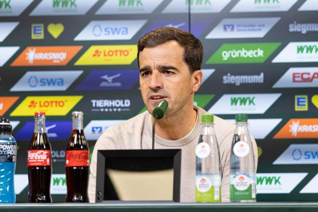Deutschland: FC Augsburg vs Bayer 04 Leverkusen, 1. Bundesliga, Saison 2026 27, WWK Arena (Augsburg): Carles Martinez Novell, (Trainer, Bayer Leverkusen) auf der Pressekonferenz nach dem Spiel Augsburg WWK Arena Bayern Deutschland *** Germany: FC Augsburg vs. Bayer 04 Leverkusen, Bundesliga 1, 2026–27 season, WWK Arena, Augsburg; Carles Martinez Novell, coach of Bayer Leverkusen, at the postgame press conference at the WWK Arena in Augsburg, Bavaria, Germany Copyright: xBenedictxChristx