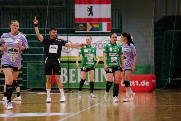 2 Alsco Women s Handball Bundesliga, Matchday 3: Füchse Berlin vs. Rostocker Handball Club. The referee calls a time penalty against Moana Thelemann of Füchse Berlin, at 6:18 p.m. on September 12, 2026, at the Charlottenburg Sports Hall, Berlin, Berlin, Berlin, Charlottenburg Sports Hall, Berlin, Germany