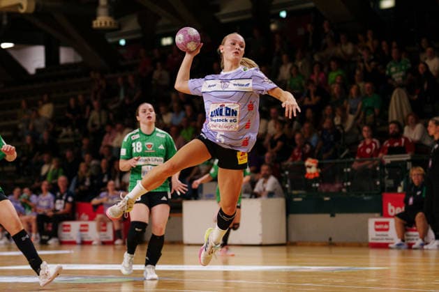 2 Alsco Women s Handball Bundesliga, Matchday 3: Füchse Berlin vs. Rostocker Handball Club; Lilly Worm of the Rostocker Handball Club takes a jump shot on September 12, 2026, at the Charlottenburg Sports Hall in Berlin, Germany