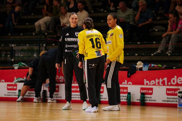 2 Alsco Women s Handball Bundesliga, Matchday 3: Füchse Berlin vs. Rostocker Handball Club; Danique Trooster (Füchse Berlin), 1, Thara Sieg (Füchse Berlin, 16), and Mercy Hacker (Füchse Berlin, 30) on September 12, 2026, at the Charlottenburg Sports Hall, Berlin, Berlin, Berlin, Charlottenburg Sports Hall, Berlin, Germany