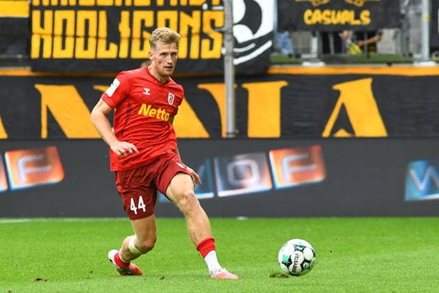Malte Karbstein Jahn Regensburg, 44 with the ball, game scene, cutout, full body, single frame, action, 12 09 2026, Aachen, Germany, soccer, 3rd Division, TSV Alemannia Aachen vs. Jahn Regensburg, soccer, 3rd Division, TSV Alemannia Aachen vs. Jahn Regensburg, DFB and DFL regulations prohibit any use of photographs as image sequences and or quasi-video xmhx