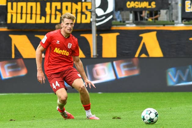 Malte Karbstein Jahn Regensburg, 44 with the ball, game scene, cutout, full body, single frame, action, 12 09 2026, Aachen, Germany, soccer, 3rd Division, TSV Alemannia Aachen vs. Jahn Regensburg, soccer, 3rd Division, TSV Alemannia Aachen vs. Jahn Regensburg, DFB and DFL regulations prohibit any use of photographs as image sequences and or quasi-video xmhx