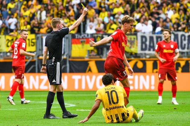 Referee Ben Henry Urig shows Leopold Wurm of Jahn Regensburg, 37, a yellow card, yellow card, caution, yellow card, September 12, 2026, Aachen, Germany, soccer, 3rd Division, TSV Alemannia Aachen vs. Jahn Regensburg, soccer, 3rd Division, TSV Alemannia Aachen vs. Jahn Regensburg, DFB and DFL regulations prohibit any use of photographs as image sequences and or quasi-video xmhx