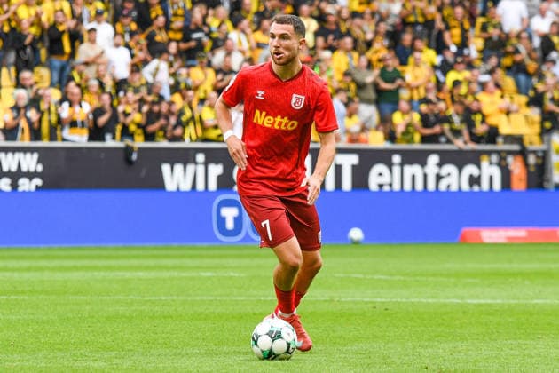 Oscar Schönfelder Jahn Regensburg, No. 7 with the ball, game scene, cutout, full-body, single frame, action, September 12, 2026, Aachen, Germany, soccer, 3rd Division, TSV Alemannia Aachen vs. Jahn Regensburg, soccer, 3rd League, TSV Alemannia Aachen vs. Jahn Regensburg, DFB and DFL regulations prohibit any use of photographs as image sequences and or quasi-video xmhx