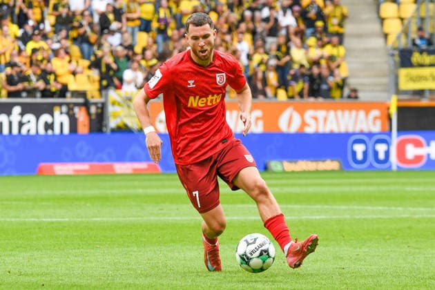 Oscar Schönfelder Jahn Regensburg, No. 7 with the ball, game scene, cutout, full-body, single frame, action, September 12, 2026, Aachen, Germany, soccer, 3rd Division, TSV Alemannia Aachen vs. Jahn Regensburg, soccer, 3rd League, TSV Alemannia Aachen vs. Jahn Regensburg, DFB and DFL regulations prohibit any use of photographs as image sequences and or quasi-video xmhx