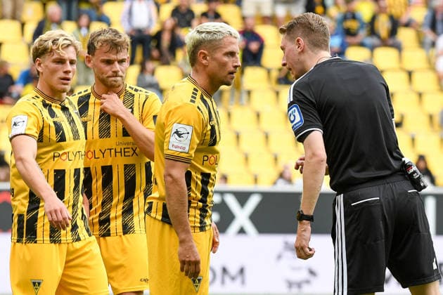 Lukas Scepanik of Alemannia Aachen (No. 7) protests to referee Ben Henry Urig; complains, grumbles, is pessimistic; action, September 12, 2026, Aachen, Germany; soccer, 3rd Division; TSV Alemannia Aachen vs. Jahn Regensburg, soccer, 3rd Division, TSV Alemannia Aachen vs. Jahn Regensburg, DFB and DFL regulations prohibit any use of photographs as image sequences and or quasi-video xmhx