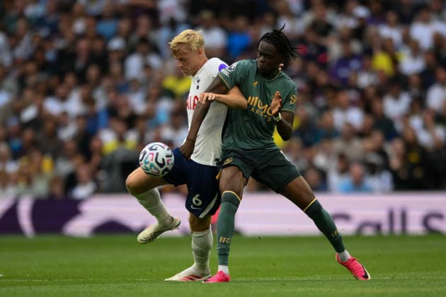 Tottenham Hotspur v Everton Premier League Jan Paul van Hecke of Tottenham Hotspur and Tyrique George of Everton battle for the ball during the Premier League match at Tottenham Hotspur Stadium, London 12 09 2026 UK Newspapers OUT Copyright: xMalcolmxFellx FIL-23937-0044