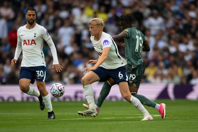 Tottenham Hotspur v Everton Premier League Jan Paul van Hecke of Tottenham Hotspur and Tyrique George of Everton battle for the ball during the Premier League match at Tottenham Hotspur Stadium, London 12 09 2026 UK Newspapers OUT Copyright: xMalcolmxFellx FIL-23937-0045