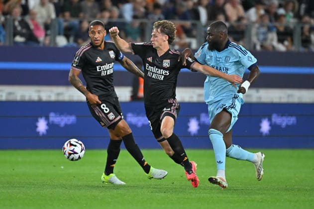 Ligue 1 McDonald s 2026 27, Paris FC vs Olympique Lyonnais, Football Tyler Morton of Lyon and Lassine Sinayoko of Paris FC during the Ligue 1 McDonald s 2026 27 match between Paris FC and Olympique Lyonnais at Stade Jean Bouin on September 12, 2026 in Paris, France. Paris Stade Jean Bouin France