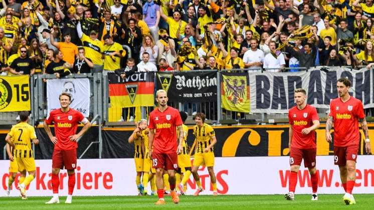The Jahn Regensburg players looking disappointed; disappointment, frustration, pessimism, action, game scene, September 12, 2026, Aachen, Germany, soccer, 3rd Division, TSV Alemannia Aachen vs. Jahn Regensburg, soccer, 3rd Division, TSV Alemannia Aachen vs. Jahn Regensburg, DFB and DFL regulations prohibit any use of photographs as image sequences and or quasi-video xmhx