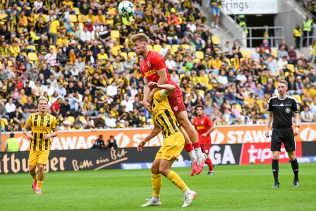 From left: Danilo Wiebe (Alemannia Aachen), 28; Malte Karbstein (Jahn Regensburg), 44; header; aerial duel; action; September 12, 2026; Aachen, Germany; soccer; 3rd Division; TSV Alemannia Aachen vs. Jahn Regensburg, soccer, 3rd Division, TSV Alemannia Aachen vs. Jahn Regensburg, DFB and DFL regulations prohibit any use of photographs as image sequences and or quasi-video xmhx