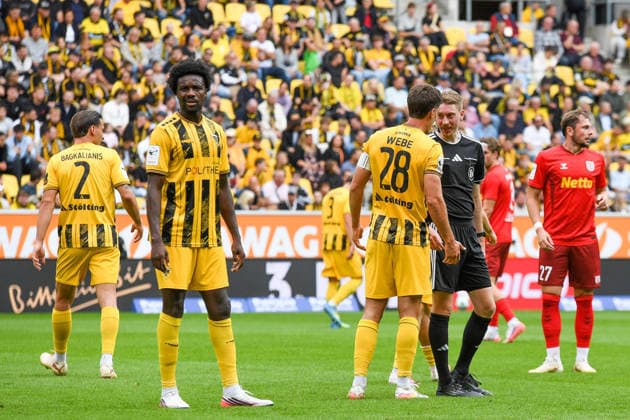 Danilo Wiebe of Alemannia Aachen, 28, protests, complains to referee Ben Henry Urig; complaining, grumbling, pessimistic, action, September 12, 2026, Aachen, Germany, soccer, 3rd Division, TSV Alemannia Aachen vs. Jahn Regensburg, soccer, 3rd Division, TSV Alemannia Aachen vs. Jahn Regensburg, DFB and DFL regulations prohibit any use of photographs as image sequences and or quasi-video xmhx