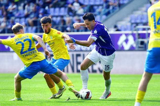 Marcel Bär (Aue) on the attack, on the left, Fabio Schneider (Luckenwalde) and Till Jacobi (Luckenwalde), Northeast Regional League 2026–27: FC Erzgebirge Aue 2–1 FSV Luckenwalde on September 12, 2026, Erzgebirge Aue vs. FSV Luckenwalde