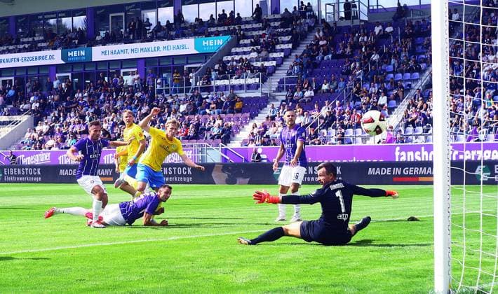 Julian Mätzke of Luckenwalde beats goalkeeper Martin Männel of Aue to make it 1–1. Northeast Regional League Soccer 2026–27: FC Erzgebirge Aue vs. FSV Luckenwalde, 2–1 on September 12, 2026. Erzgebirge Aue FSV Luckenwalde