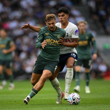 Tottenham Hotspur v Everton Premier League Mateus Fernandes of Tottenham Hotspur and Kiernan Dewsbury-Hall of Everton battle for the ball during the Premier League match at Tottenham Hotspur Stadium, London 12 09 2026 UK Newspapers OUT Copyright: xMalcolmxFellx FIL-23937-0049