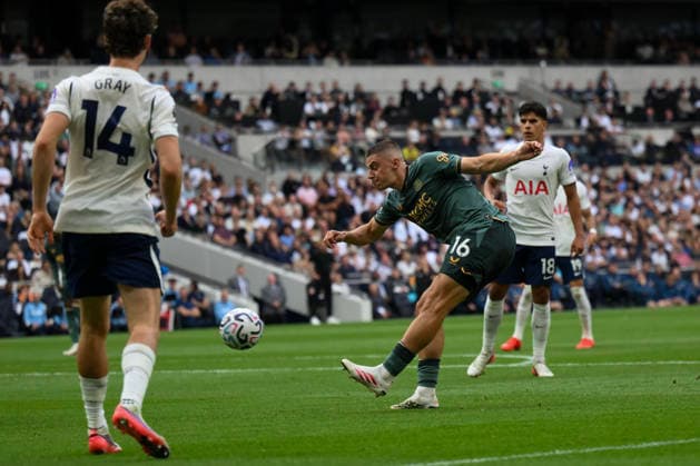 Tottenham Hotspur v Everton Premier League Vitaliy Mykolenko of Everton shoots at goal during the Premier League match at Tottenham Hotspur Stadium, London 12 09 2026 UK Newspapers OUT Copyright: xMalcolmxFellx FIL-23937-0050