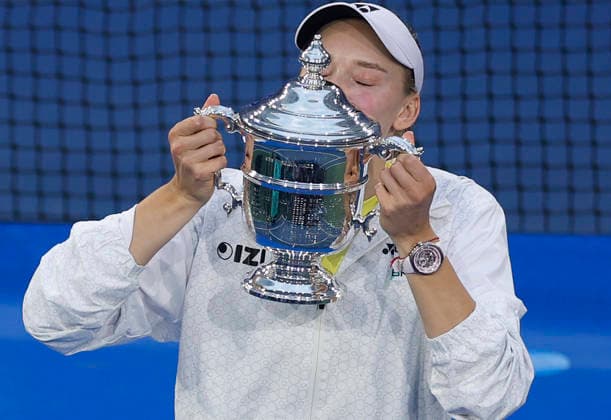 Elena Rybakina of Kazakhstan kisses her trophy after defeating Aryna Sabalenka of Belarus in the Women s Finals match in Arthur Ashe Stadium at the 2026 US Open Tennis Championship at the USTA Billie Jean King National Tennis Center in New York City on Saturday, September 12, 2026. Rybakina won with a score of 6-4, 5-7, 6-2.  NYP20260912871 COREYxSIPKIN