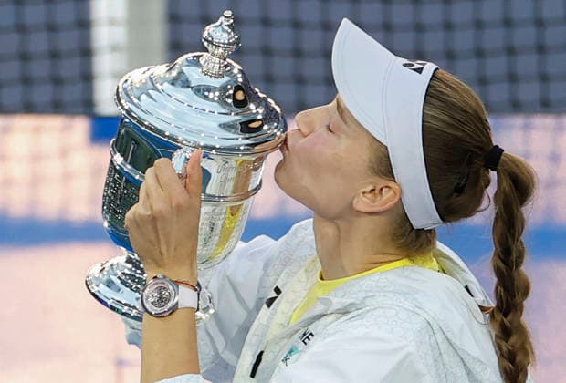 Elena Rybakina of Kazakhstan kisses her trophy after defeating Aryna Sabalenka of Belarus in the Women s Finals match in Arthur Ashe Stadium at the 2026 US Open Tennis Championship at the USTA Billie Jean King National Tennis Center in New York City on Saturday, September 12, 2026. Rybakina won with a score of 6-4, 5-7, 6-2.  NYP20260912872 COREYxSIPKIN