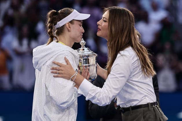 Maria Sharapova presents the trophy to Elena Rybakina (KAZ); award ceremony, presentation, U.S. Open Championships, Billie Jean King National Tennis Center, Flushing Meadows, New York, USA Copyright: xJuergenxHasenkopfx