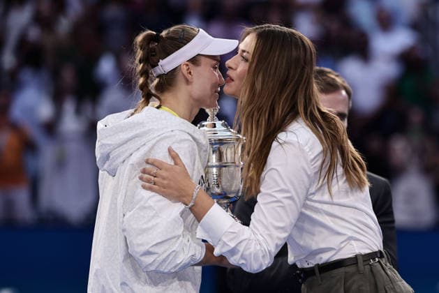 Maria Sharapova presents the trophy to Elena Rybakina (KAZ); award ceremony, presentation, U.S. Open Championships, Billie Jean King National Tennis Center, Flushing Meadows, New York, USA Copyright: xJuergenxHasenkopfx