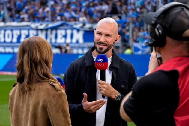 Christian Ilzer (Trainer, Cheftrainer, Hoffenheim), Einzelbild, Einzelfoto, Aktion, Action, mit Mikrofon beim Interview mit sky TV, Fernsehen, 12.09.2026, Sinsheim (Deutschland), Fussball, Bundesliga, TSG 1899 Hoffenheim - VfB Stuttgart, DFB DFL REGULATIONS PROHIBIT ANY USE OF PHOTOGRAPHS AS IMAGE SEQUENCES AND OR QUASI-VIDEO. *** Christian Ilzer, Coach, Head Coach, Hoffenheim, single image, single photo, action shot, holding a microphone during an interview with Sky Sport, TV, television, September 12, 2026, Sinsheim, Germany, soccer, Bundesliga, TSG 1899 Hoffenheim vs. VfB Stuttgart, DFB and DFL regulations prohibit any use of photographs as image sequences and or quasi-video xozx