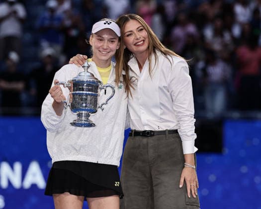 Maria Sharapova presents the trophy to Elena Rybakina (KAZ); award ceremony, presentation; U.S. Open Championships; Billie Jean King National Tennis Center; Flushing Meadows; New York; USA Copyright: xJuergenxHasenkopfx