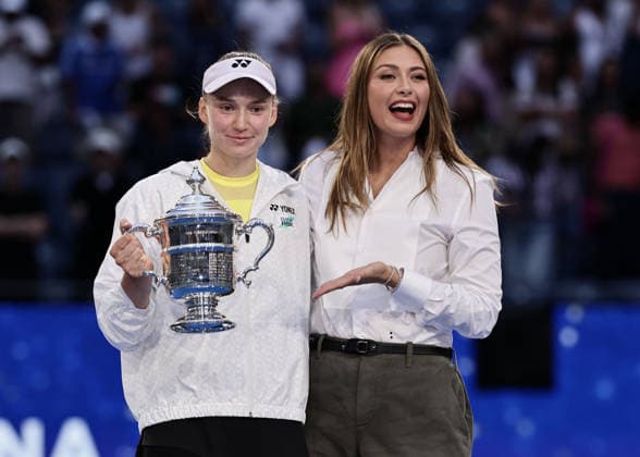 Maria Sharapova presents the trophy to Elena Rybakina (KAZ); award ceremony, presentation; U.S. Open Championships; Billie Jean King National Tennis Center; Flushing Meadows; New York; USA Copyright: xJuergenxHasenkopfx