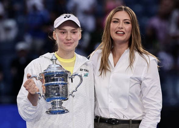 Maria Sharapova presents the trophy to Elena Rybakina (KAZ); award ceremony, presentation; U.S. Open Championships; Billie Jean King National Tennis Center; Flushing Meadows; New York; USA Copyright: xJuergenxHasenkopfx